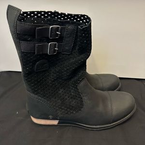 Sorel Black leather and suede mesh boots. New. Size 9.5